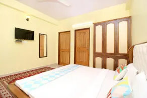 Spacious 1BR Stay near ISBT Tutikandi - Image 4