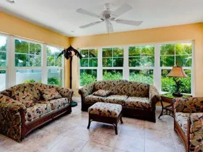Gorgeous Periwinkle Cottage - Image 2