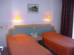 Prestige Garden Hotel - Image 2
