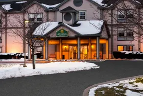 La Quinta Inn & Suites by Wyndham St. Albans - Image 3