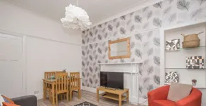 One Bedroom Apartment by Klass Living Serviced Accommodation Hamilton - West Apartment With WiFi - Image 1
