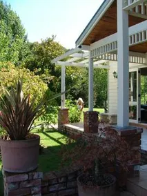 Acacia Bay Lodge Bed & Breakfast - Image 3