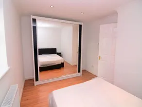 London Excel 2 Bedrooms, Reception, Spacious Apartment - Image 4