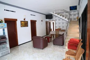 Yaarl Holiday Inn - Image 2