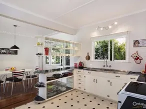 Charming Retro Cottage - Image 2