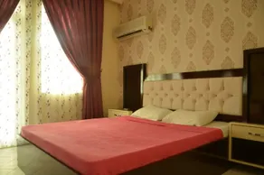 Side World Star Hotel - Image 4