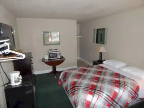 Hideaway Inn - Image 4