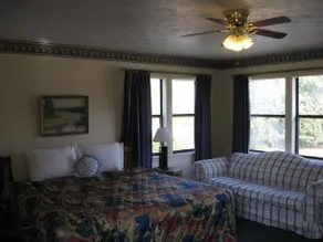 White Columns Motel - Image 4