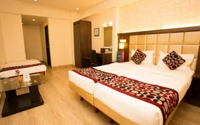 OYO Premium Navi Mumbai Palm Beach Road - Image 4
