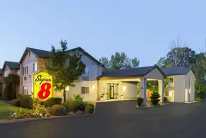 Super 8 by Wyndham Willits - Image 2