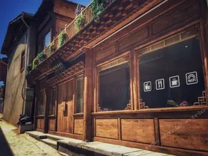 Shangri-La Horizontal Vertical Dot Dash Inn (Dukezong Old Town Branch) - Image 2