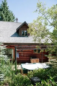 Secret Cove Waterfront Log Cabin - Image 4
