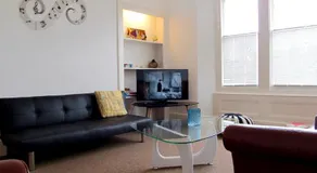 The Beatnik, Victorian townhouse apartment with parking - Image 5
