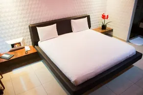 Platinum Motel - Image 5