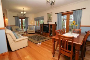Hobart Quayside Cottages - Rosies Cottage - Image 2