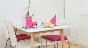 Delightful New Town Square Apartment - Image 2