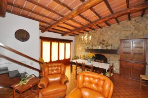 Villa with barbecue, garden & private pool - Image 2
