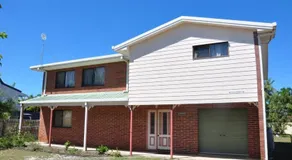 31 Bombala Crescent - Two Storey Home With Covered Outdoor Deck Fully Fenced Backyard Pet Friendly - Image 4