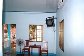 Sunny Backpackers - Image 4