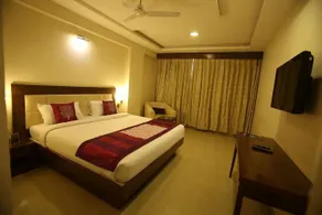 OYO Premium Pal Road - Image 4