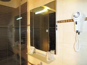 Esquire Inn Roma - Image 3