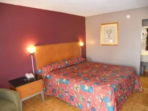 Plaza Inn & Suites - Image 5