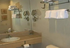Bay Point Inn - Image 4