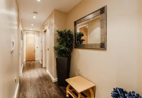 Hanover Wharf Apartment - Image 2