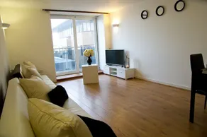 Central Brentwood - Essex Apartments - Image 1