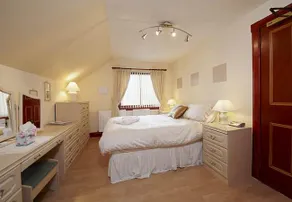 Acorn House - Image 2
