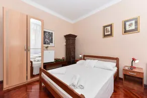 Old Town Jacuzzi Suite - Image 4