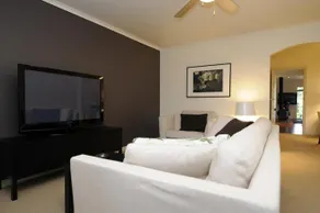 Feathers Serviced Townhouse - Image 4