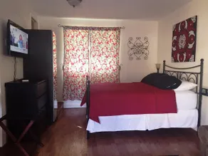 Los Angeles-Valley Suburb Retreat - Image 3