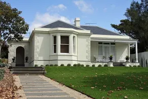 Spectacular Classic Seaside Home Opposite The Beach - Image 1