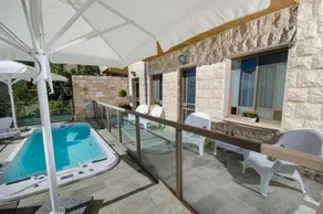 Floating Dream Holiday Home - Image 2