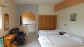 Gardenos Hotel - Image 4
