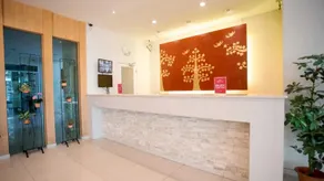 ZEN Rooms Royal Bee - Image 2