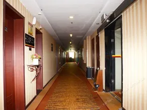 Super 8 Hotel - Image 2
