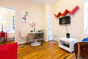Spectacular Apartment In Times Square - Image 3