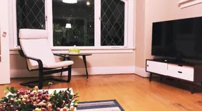 Sunny Vintage Home in Kits with Free Parking - Image 3
