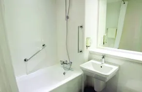 Travelodge Ashton Under Lyne - Image 5