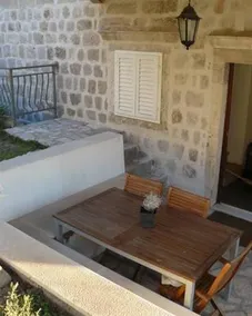 Charmant appartement de vacances avec jardin, barbecue et terrasse | Vue sur l'eau - Image 2