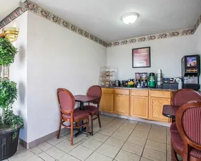 Econo Lodge - Image 2