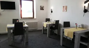 Für Alleinreisende- Single Room- Rustikales freistehendes Mini Holzfass zum Schlafen, mit angrenzendem Badezimmer! - Image 4