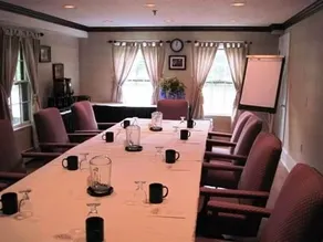 Centennial Inn Hotel & Apartments - Image 4