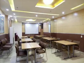Super 8 by Wyndham Handan Stadium - Image 3