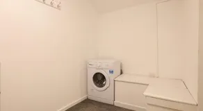 Spacious 2 Bedroom Cosy Apartment - Close to Station! - Image 3
