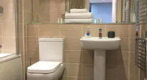 2 Bedroom Apartment - Close to Piccadilly Train Station / Edge of the Northern Quarter - Image 5