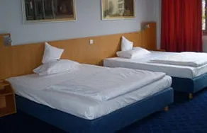 Advance Hotel - Image 5