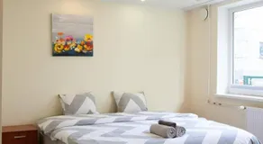 Bright studio with FREE PARKING and SELF CHECK-IN - Image 3